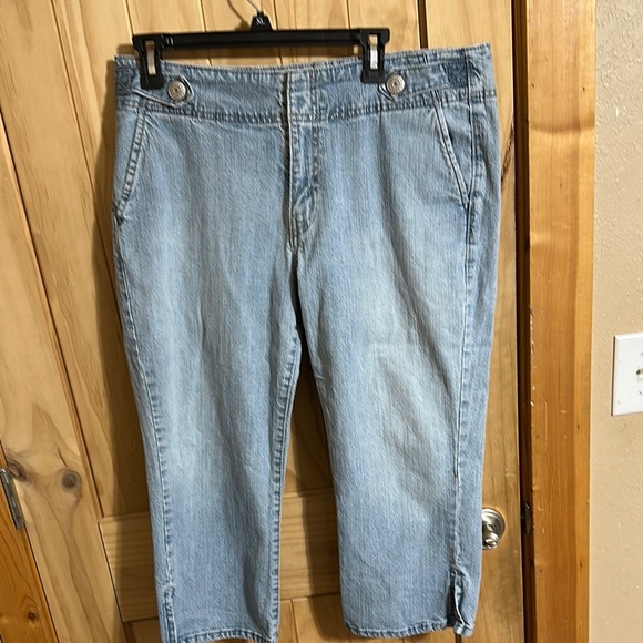 Levi Strauss Stretch Capris. Women's Light Blue Jeans - Picture 1 of 6